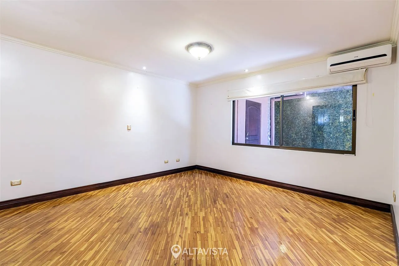 Casa de 1 Piso con Vista en Escazú