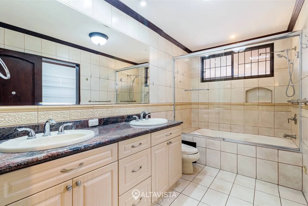 Casa de 1 Piso con Vista en Escazú