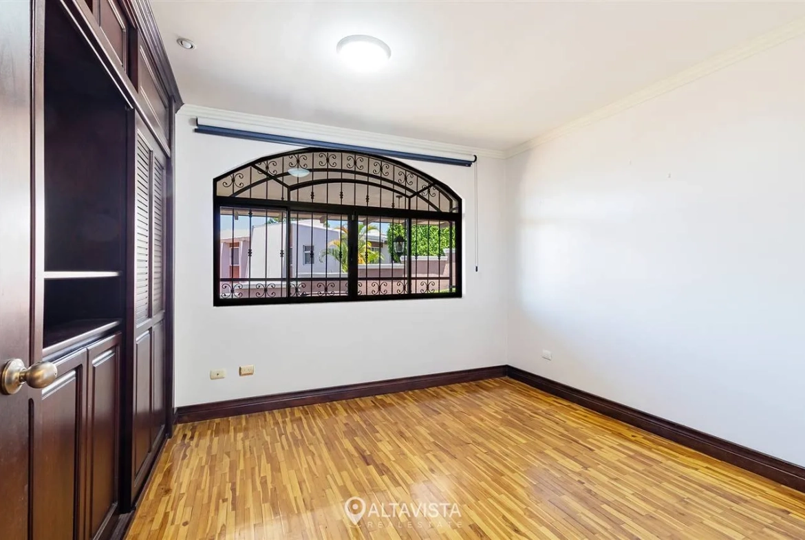 Casa de 1 Piso con Vista en Escazú