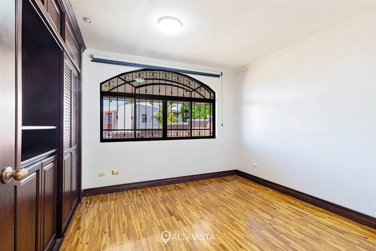 Casa de 1 Piso con Vista en Escazú