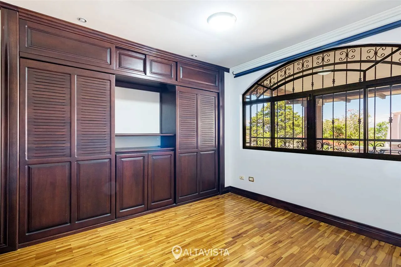 Casa de 1 Piso con Vista en Escazú