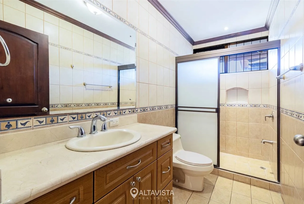 Casa de 1 Piso con Vista en Escazú