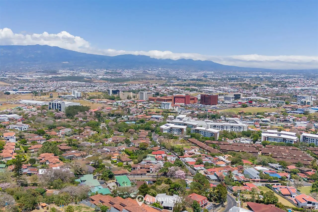 Casa de 1 Piso con Vista en Escazú