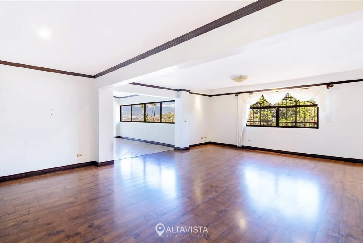 Casa de 1 Piso con Vista en Escazú