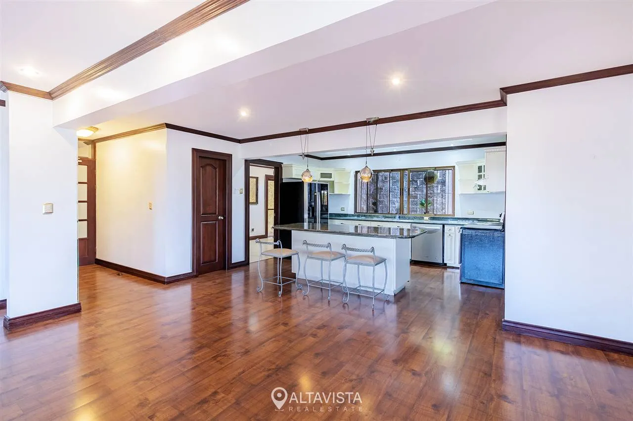 Casa de 1 Piso con Vista en Escazú