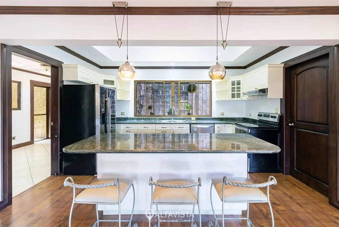 Casa de 1 Piso con Vista en Escazú