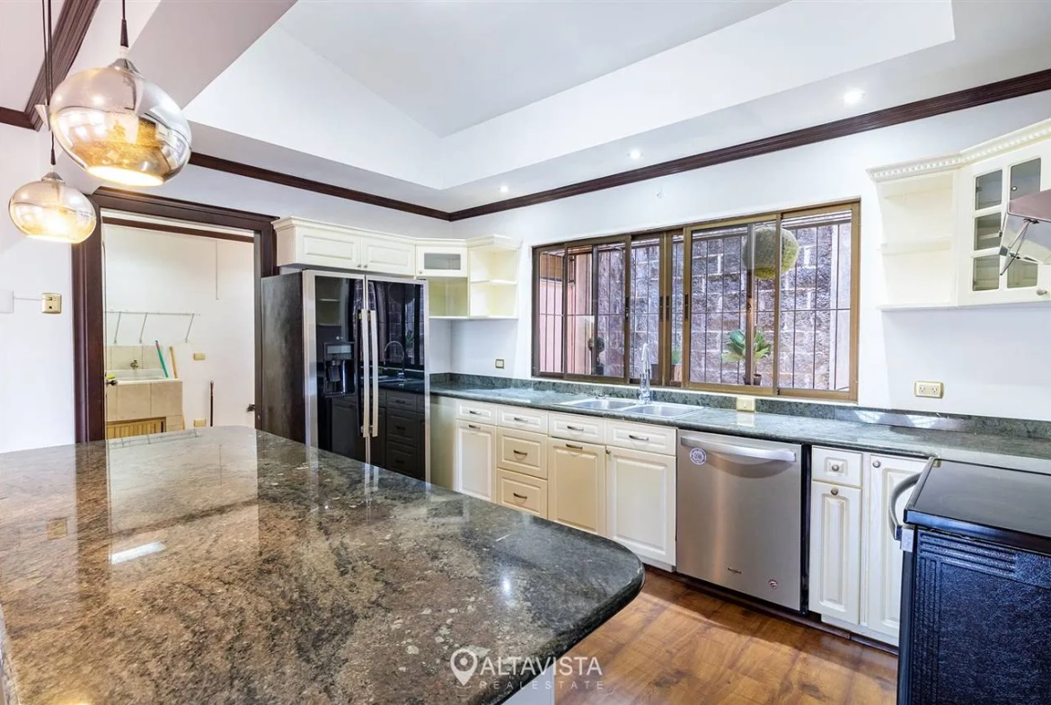 Casa de 1 Piso con Vista en Escazú