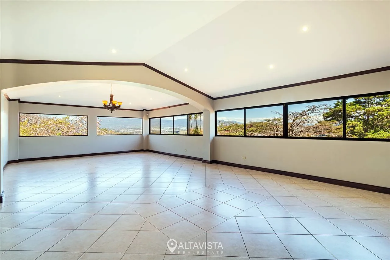 Casa de 1 Piso con Vista en Escazú