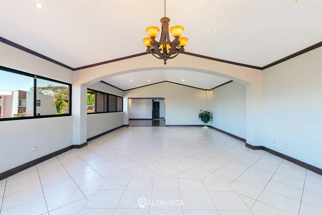 Casa de 1 Piso con Vista en Escazú