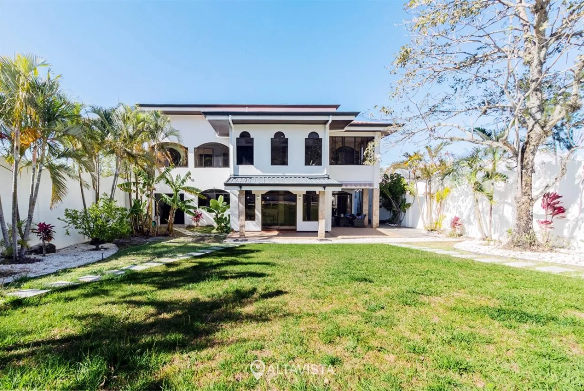 Casa en Residencial La Caraña