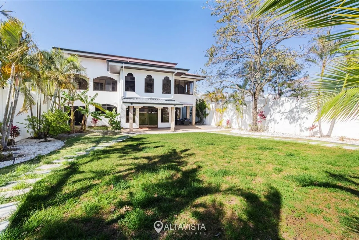 Casa en Residencial La Caraña