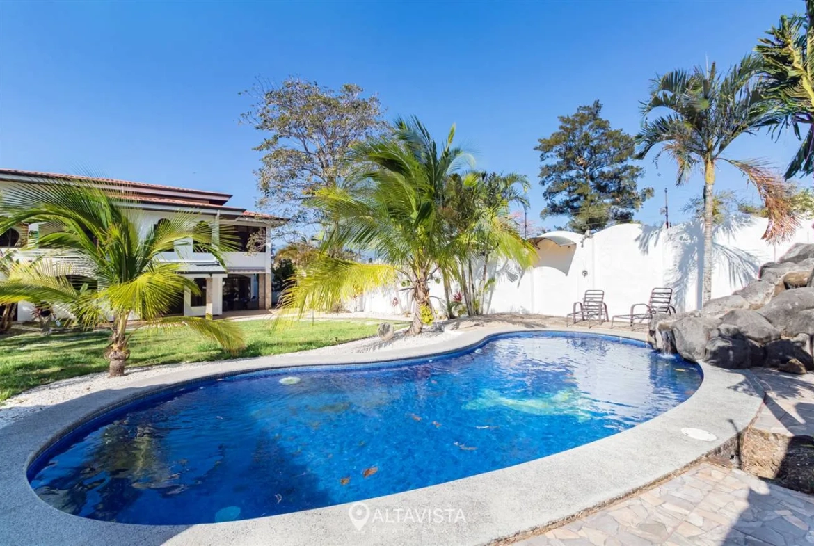 Casa en Residencial La Caraña