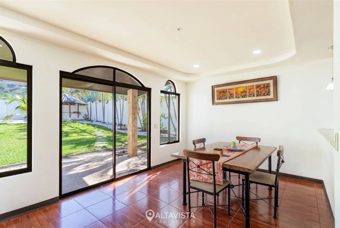 Casa en Residencial La Caraña