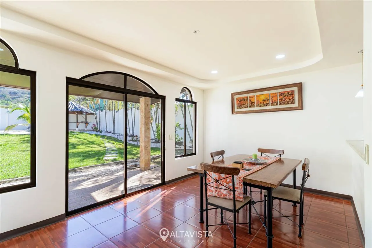 Casa en Residencial La Caraña