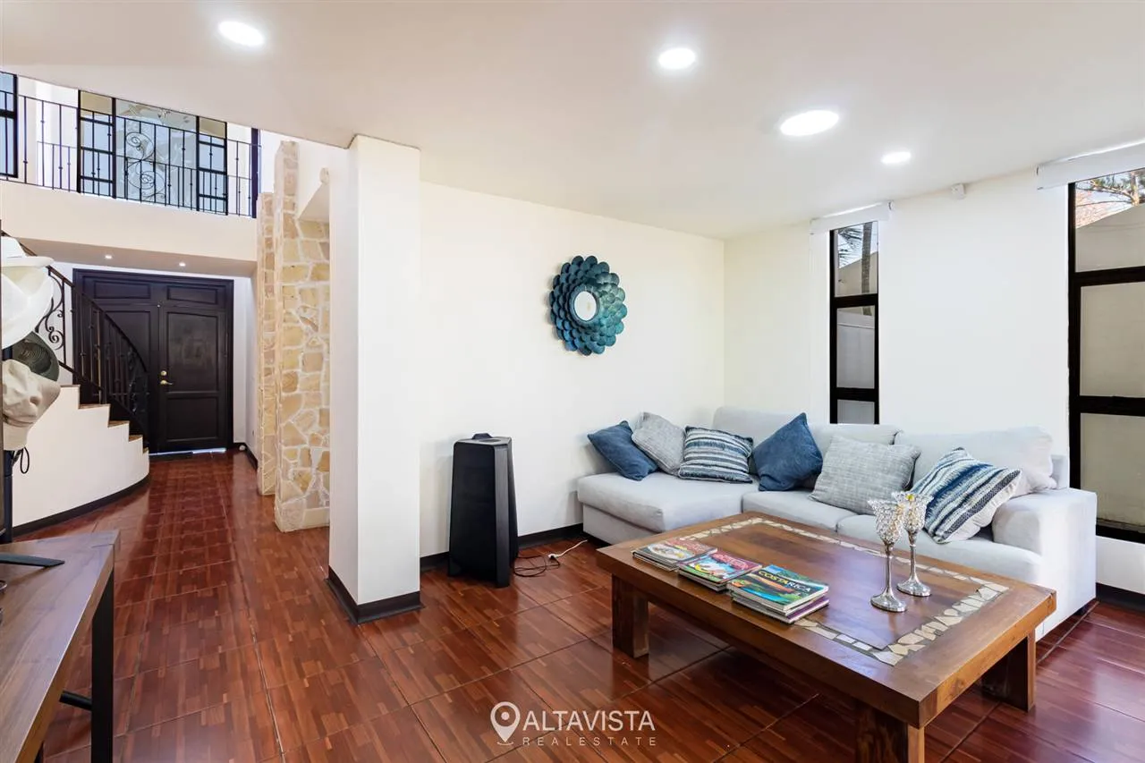 Casa en Residencial La Caraña