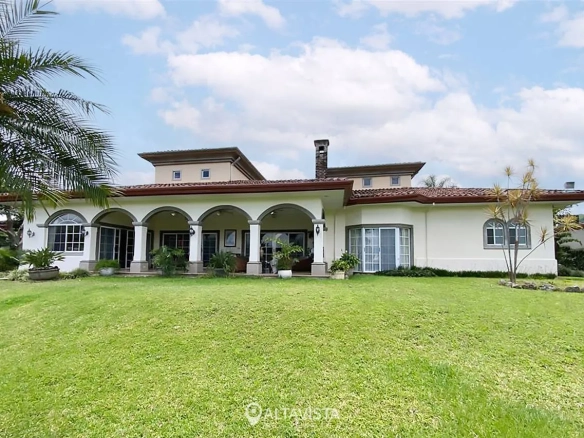 Casa en Residencial La Caraña