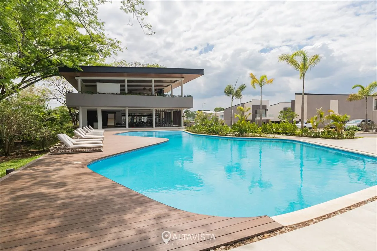 Venta de casa en condominio Lindora village Santa Ana-14 Lindora Village