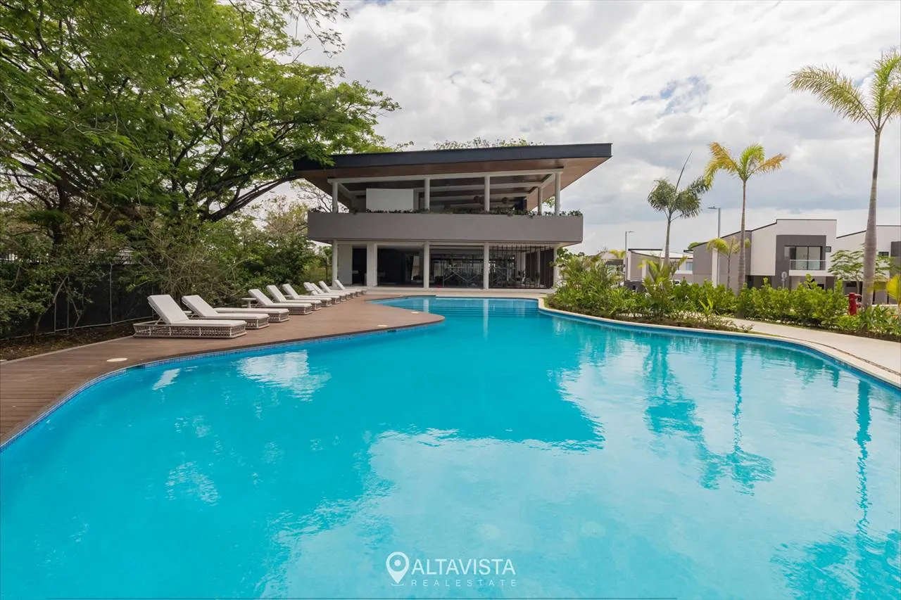 Venta de casa en condominio Lindora village Santa Ana-16 Lindora Village