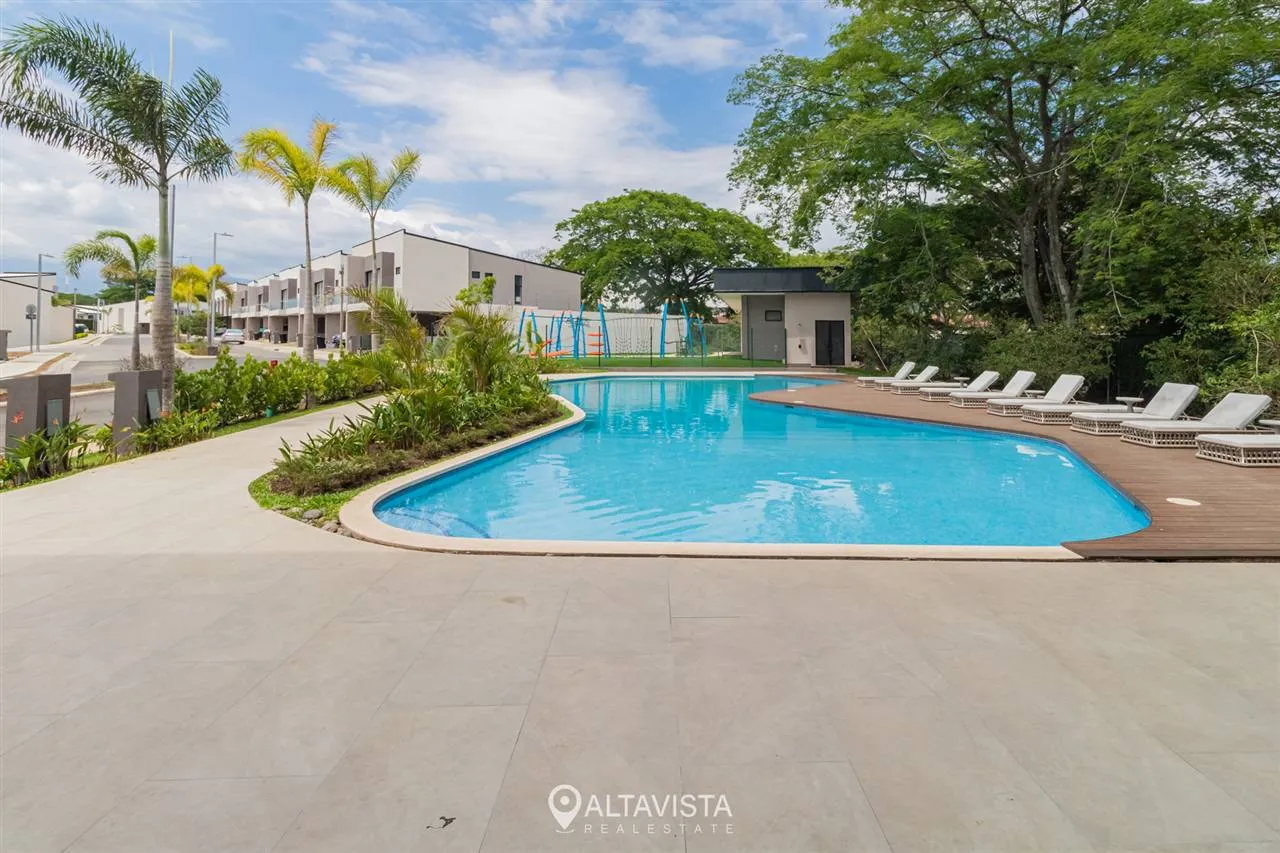 Venta de casa en condominio Lindora village Santa Ana-17 Lindora Village