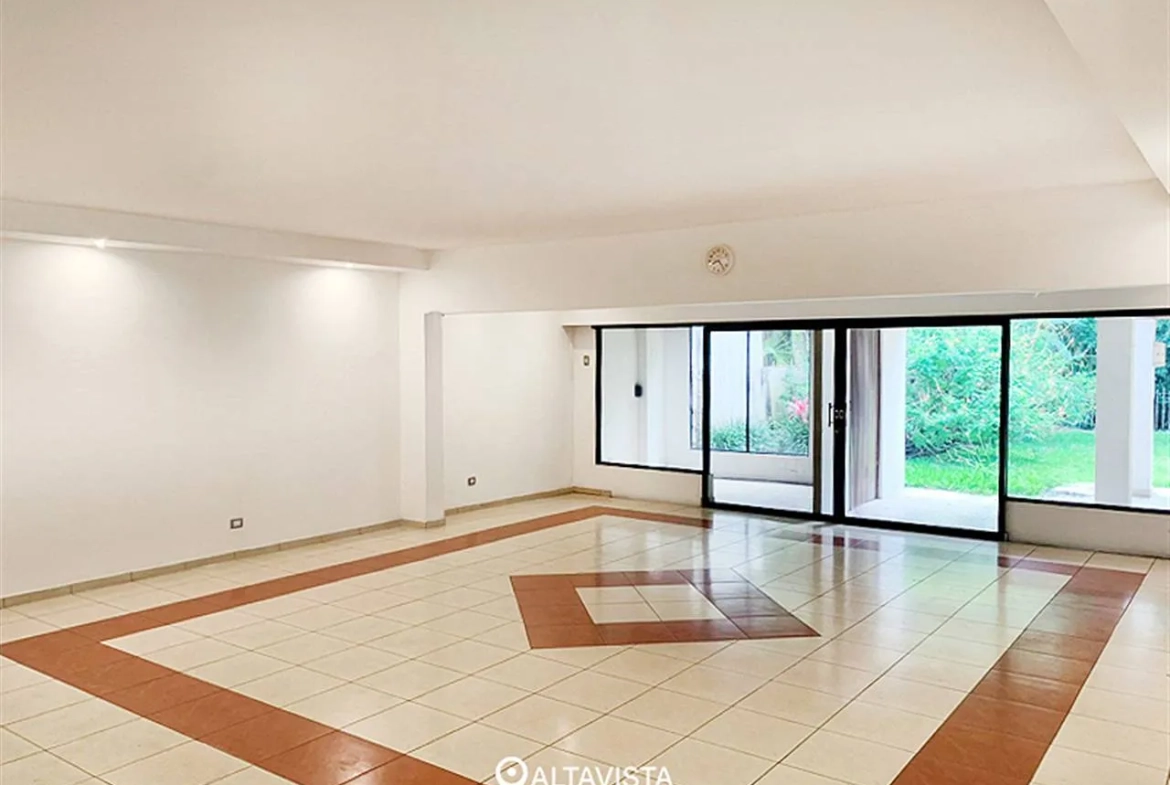 Casa con Piscina en Los Laureles