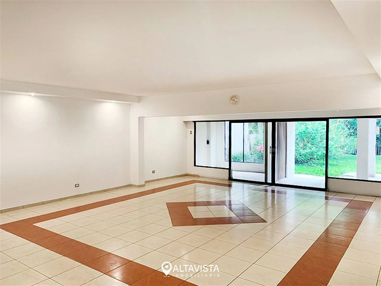 Casa con Piscina en Los Laureles