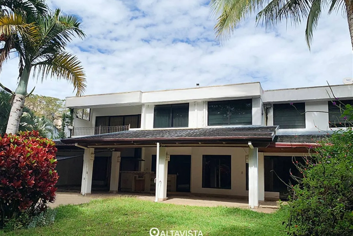 Casa con Piscina en Los Laureles