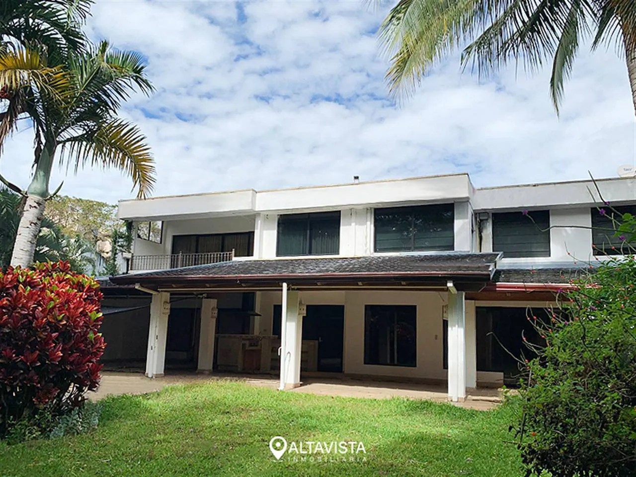 Casa con Piscina en Los Laureles