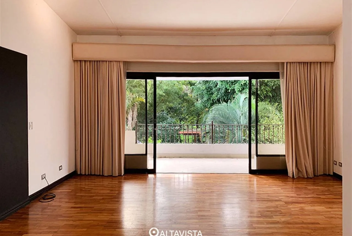 Casa con Piscina en Los Laureles