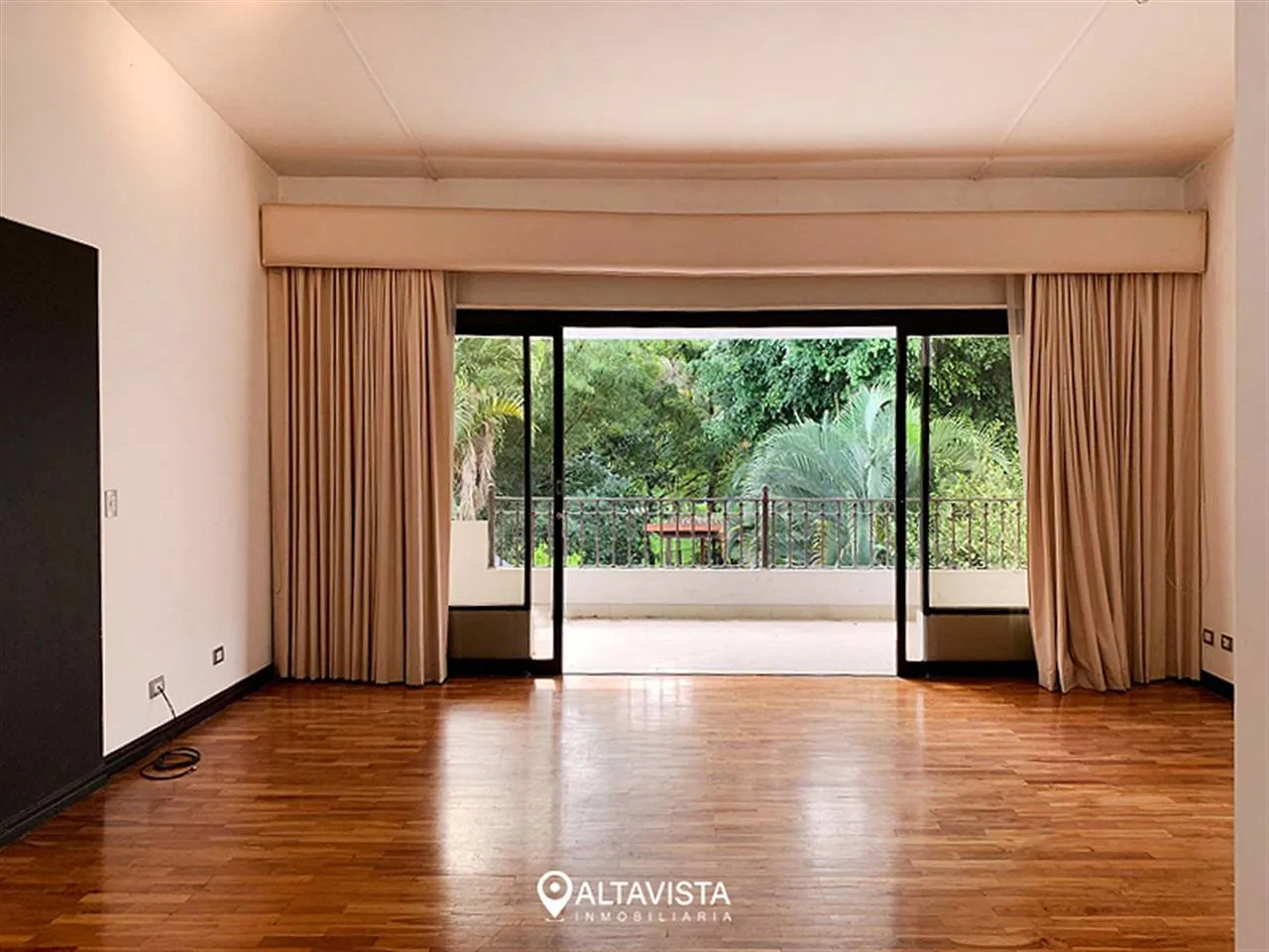 Casa con Piscina en Los Laureles