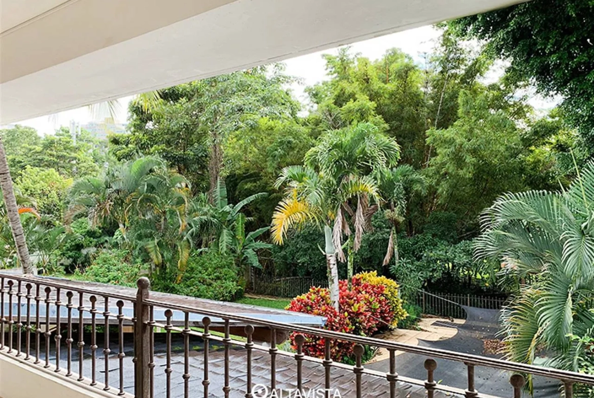 Casa con Piscina en Los Laureles