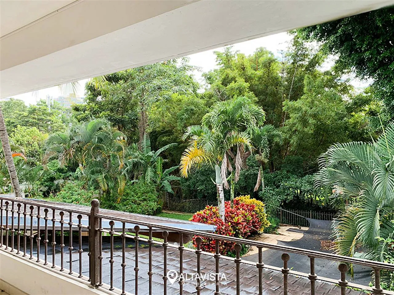 Casa con Piscina en Los Laureles