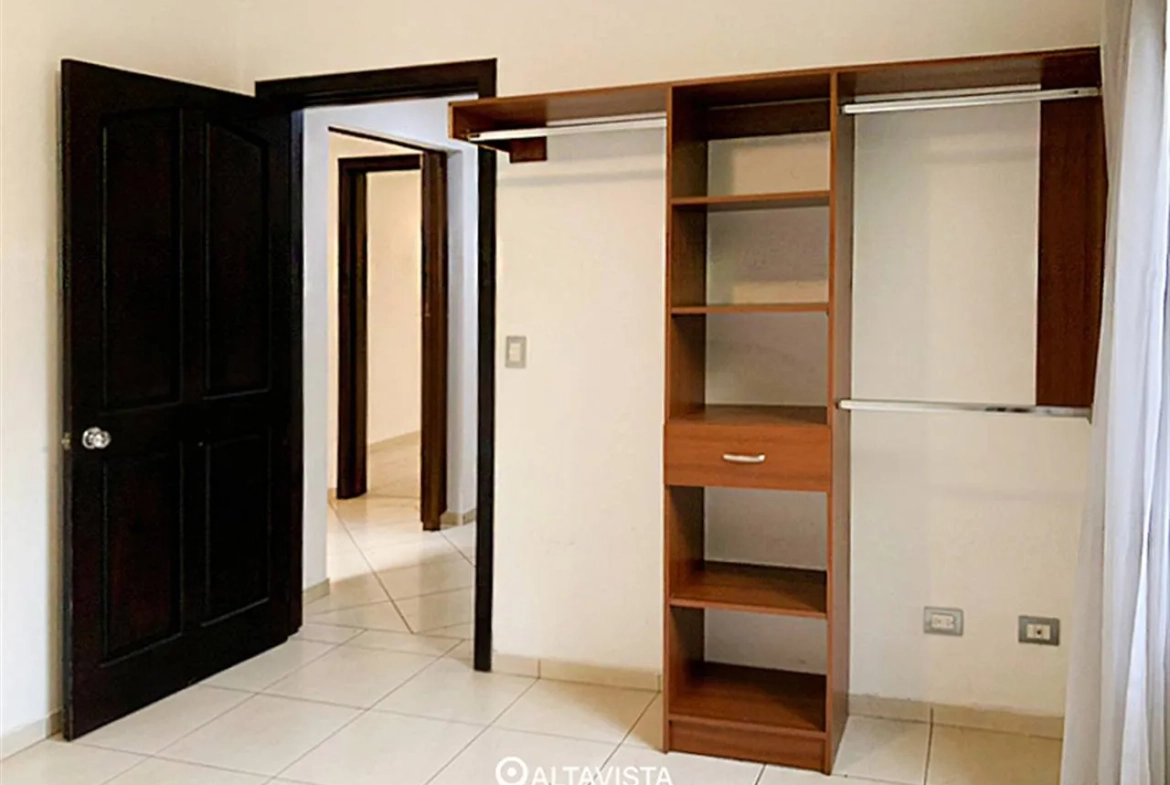 Casa con Piscina en Los Laureles
