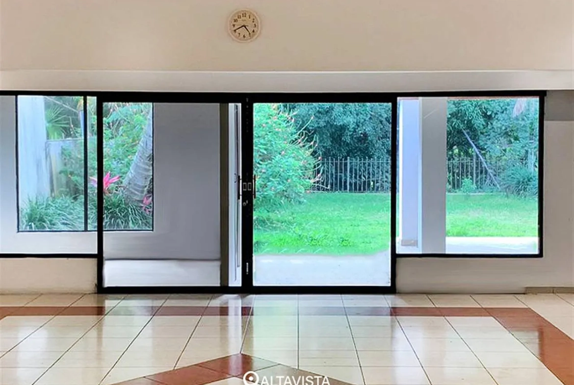 Casa con Piscina en Los Laureles