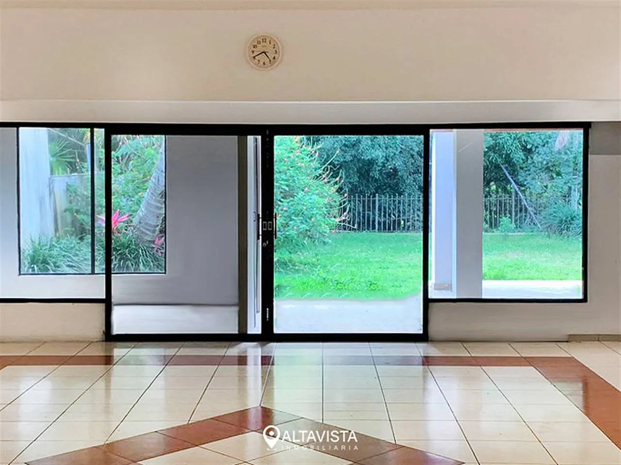 Casa con Piscina en Los Laureles