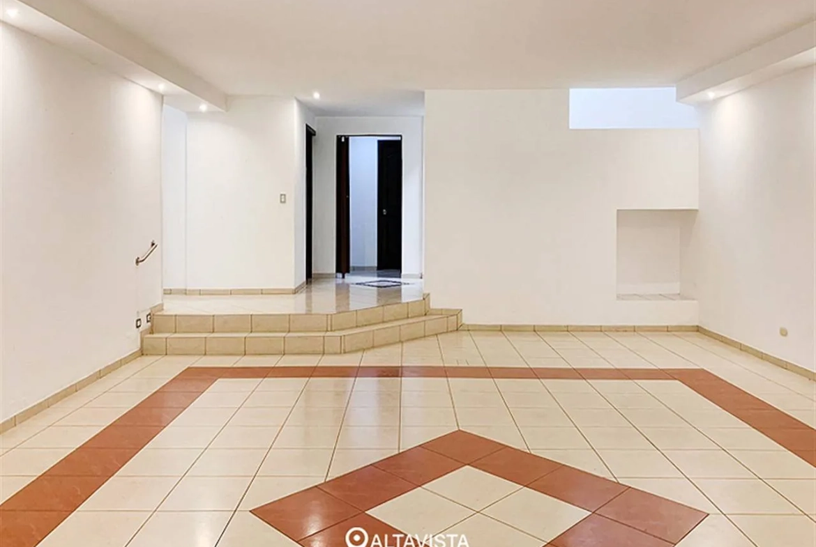 Casa con Piscina en Los Laureles