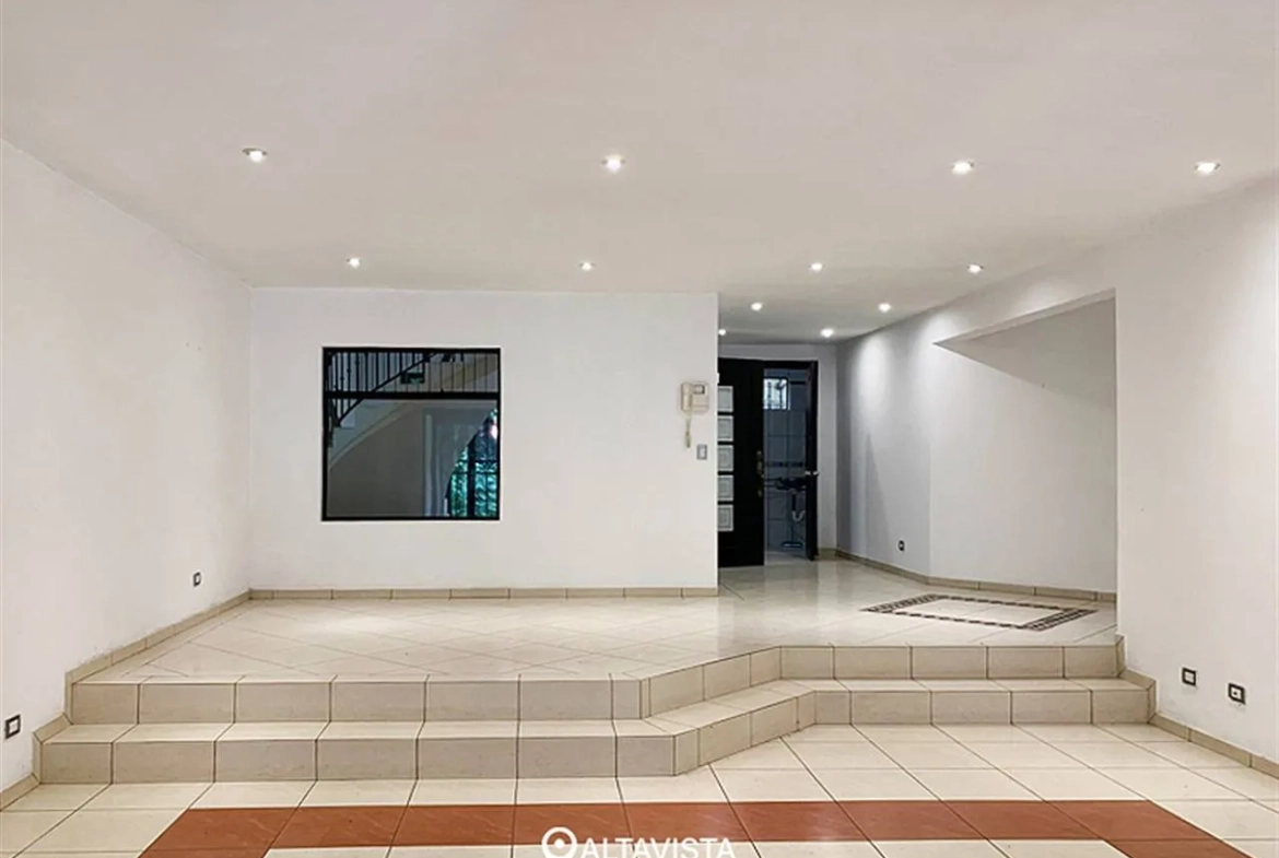 Casa con Piscina en Los Laureles