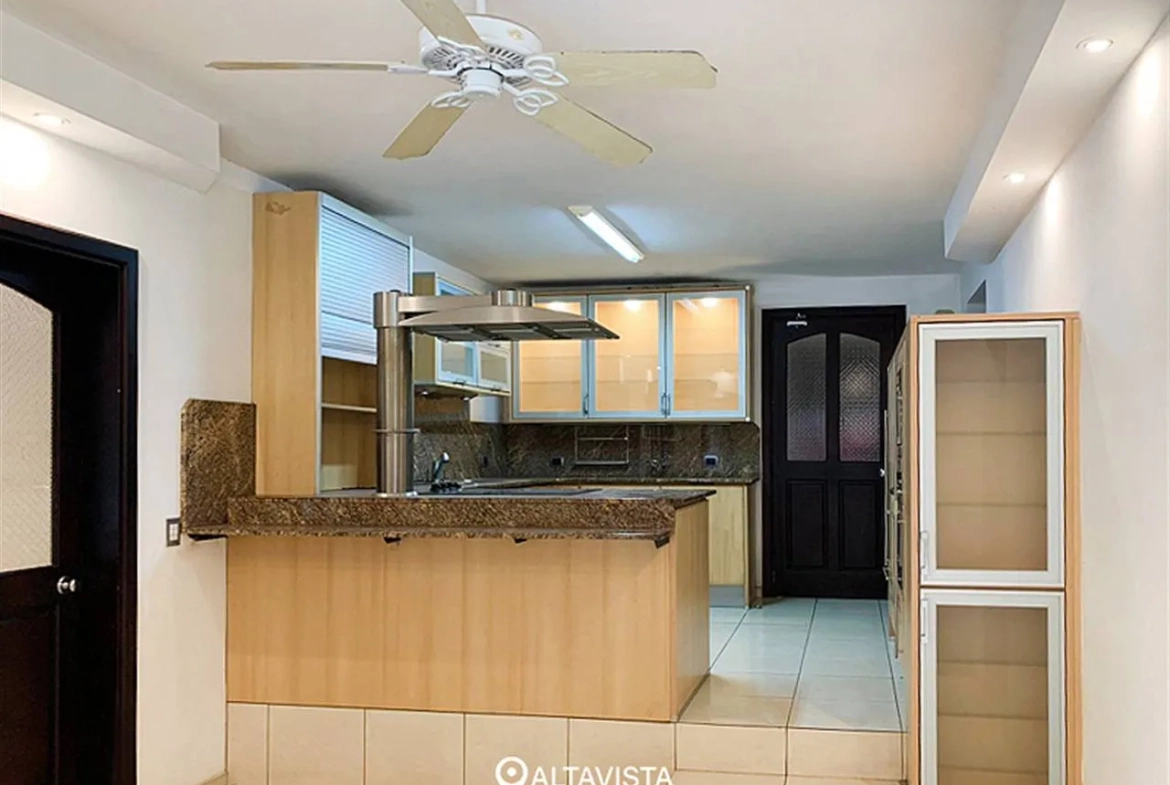 Casa con Piscina en Los Laureles