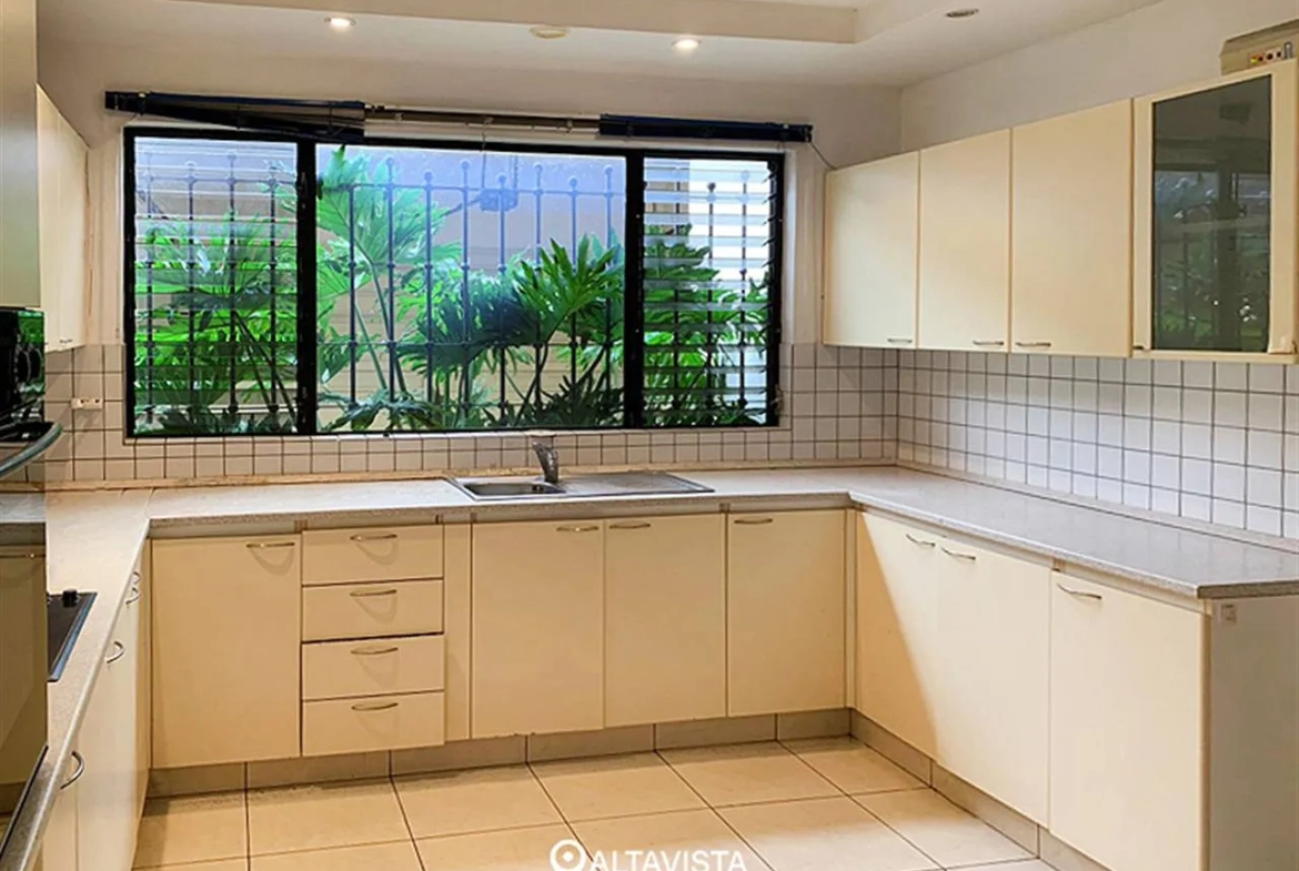Casa con Piscina en Los Laureles