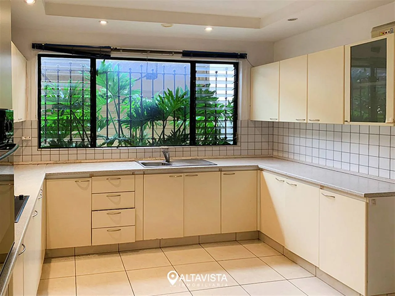 Casa con Piscina en Los Laureles