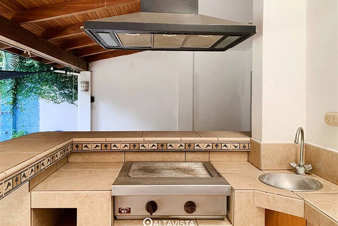 Casa con Piscina en Los Laureles