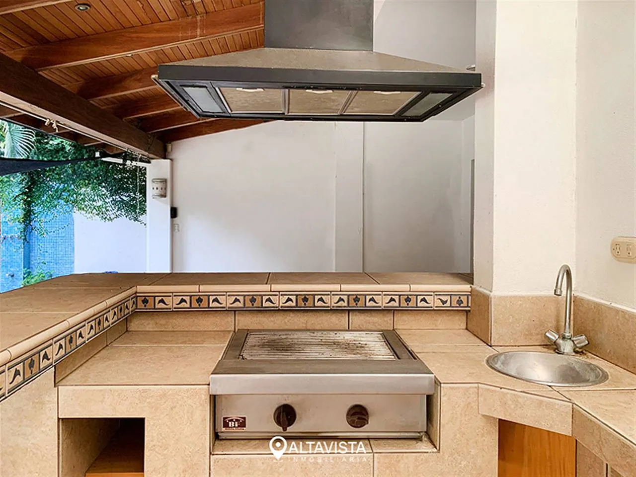 Casa con Piscina en Los Laureles